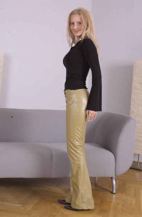 Blonde busty American Vivien Sz lets out her grand big tits and poses