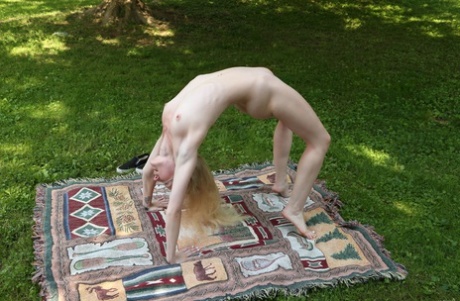 Skinny blonde babe Emma Starletto spreads her bald clam in the park