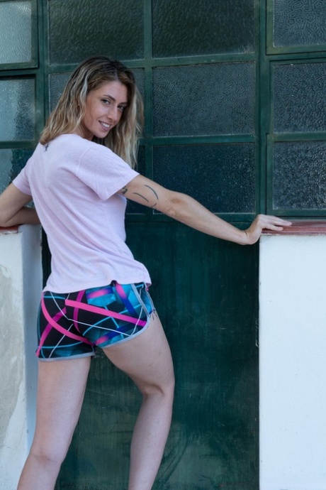 Sexy amateur Julia Blanche shows her big ass & her hairy pussy outdoors