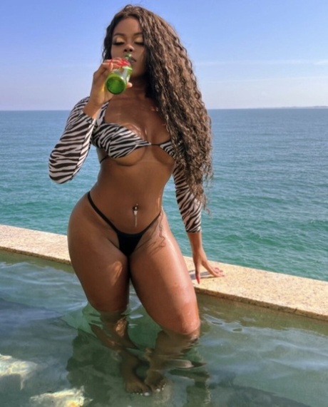 Amateur Latina Luana flaunts her incredibly round bubble butt on the beach