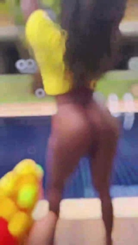 Amateur Latina Luana flaunts her incredibly round bubble butt on the beach